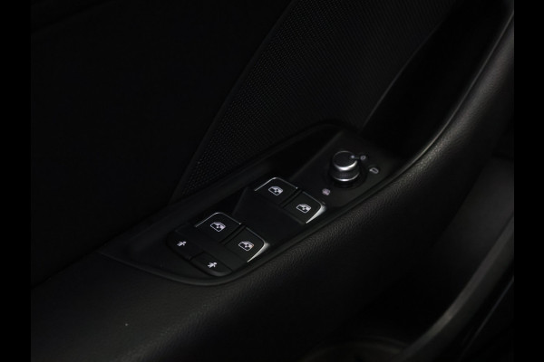Audi A3 Sportback 35 TFSI CoD Sport S Line [DIGITAL DASHBOARD, BANG&OLUFSEN SOUND, VLAK STUUR, STOELVERWARMING, PDC VOOR EN ACHTER, SPORTSTOELEN, NIEUWSTAAT]