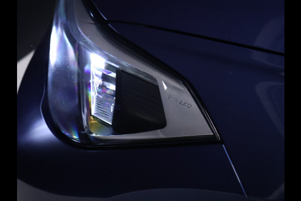 BMW X1 sDrive18i Sport *WEEKAANBIEDING* [HEAD-UP DISPLAY, GROOT NAVIGATIE, VOL LEDER, PDC ACHTER, STOELVERWARMING, AUTOMATISCHE AIRCO, ELEKTRISCHE ACHTERKLEP, BMW LED, CRUISE CONTROL, BLUETOOTH TELEFOON, NIEUWSTAAT