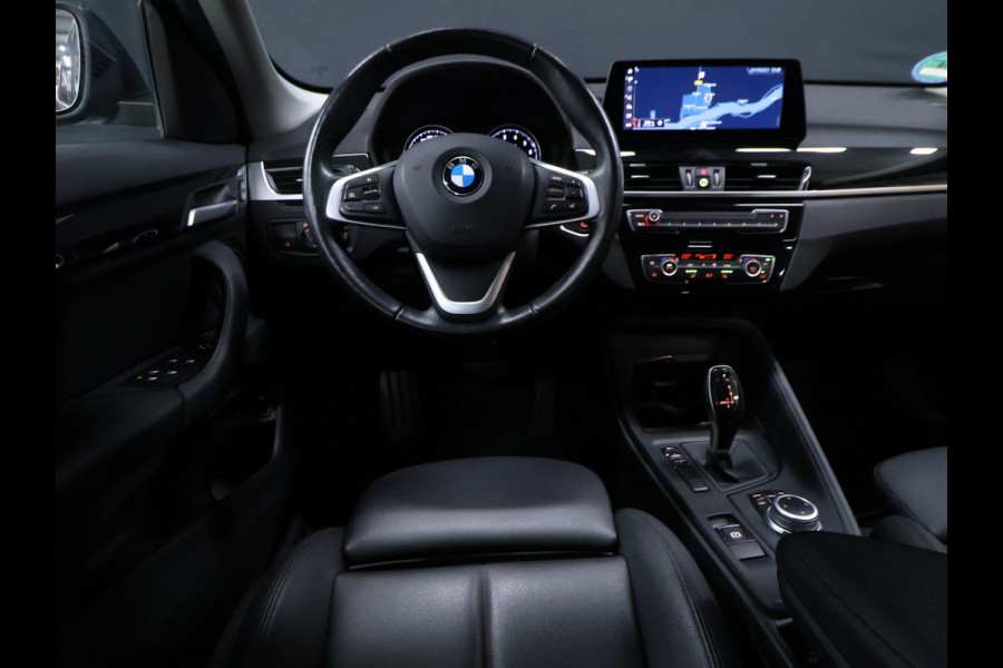 BMW X1 sDrive18i Sport *WEEKAANBIEDING* [HEAD-UP DISPLAY, GROOT NAVIGATIE, VOL LEDER, PDC ACHTER, STOELVERWARMING, AUTOMATISCHE AIRCO, ELEKTRISCHE ACHTERKLEP, BMW LED, CRUISE CONTROL, BLUETOOTH TELEFOON, NIEUWSTAAT