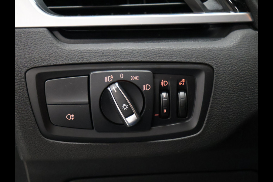 BMW X1 sDrive18i Sport *WEEKAANBIEDING* [HEAD-UP DISPLAY, GROOT NAVIGATIE, VOL LEDER, PDC ACHTER, STOELVERWARMING, AUTOMATISCHE AIRCO, ELEKTRISCHE ACHTERKLEP, BMW LED, CRUISE CONTROL, BLUETOOTH TELEFOON, NIEUWSTAAT