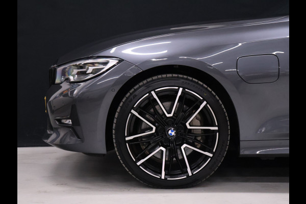 BMW 3-serie 330e Sport Line [APPLE CARPLAY, VOL LEDER, CAMERA, CRUISE CONTROL, ANDROID AUTO, PDC V+A, STOELVERWARMING, AUTOMATISCHE AIRCO, BMW LED, TREKHAAK, NIEUWSTAAT]