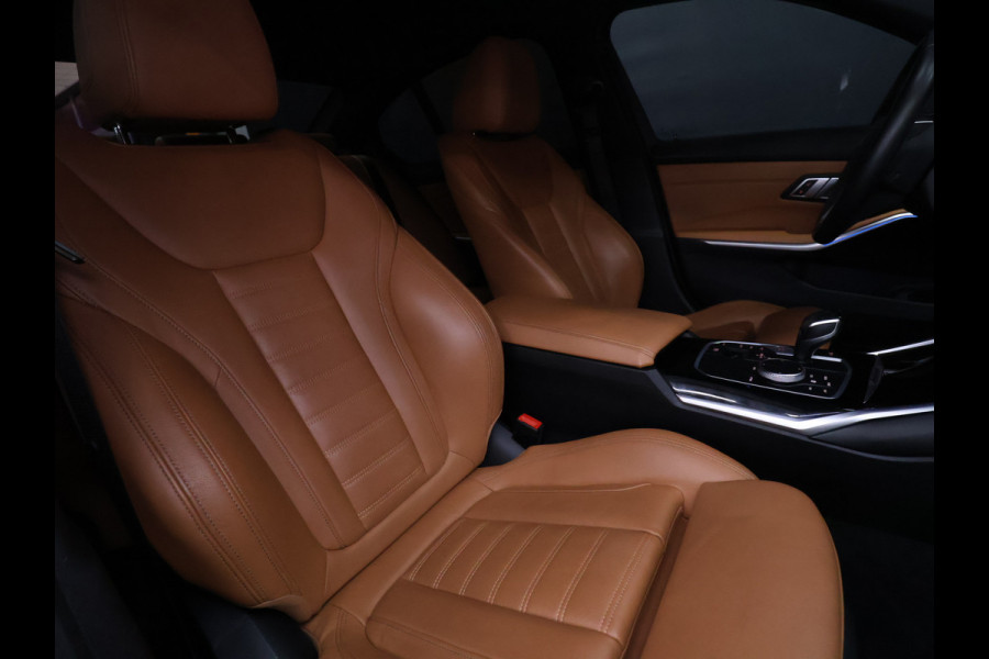 BMW 3-serie 330e Sport Line [APPLE CARPLAY, VOL LEDER, CAMERA, CRUISE CONTROL, ANDROID AUTO, PDC V+A, STOELVERWARMING, AUTOMATISCHE AIRCO, BMW LED, TREKHAAK, NIEUWSTAAT]