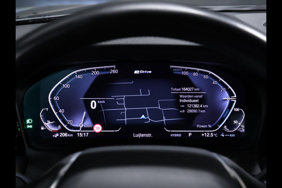 BMW 3-serie 330e Sport Line [APPLE CARPLAY, VOL LEDER, CAMERA, CRUISE CONTROL, ANDROID AUTO, PDC V+A, STOELVERWARMING, AUTOMATISCHE AIRCO, BMW LED, TREKHAAK, NIEUWSTAAT]