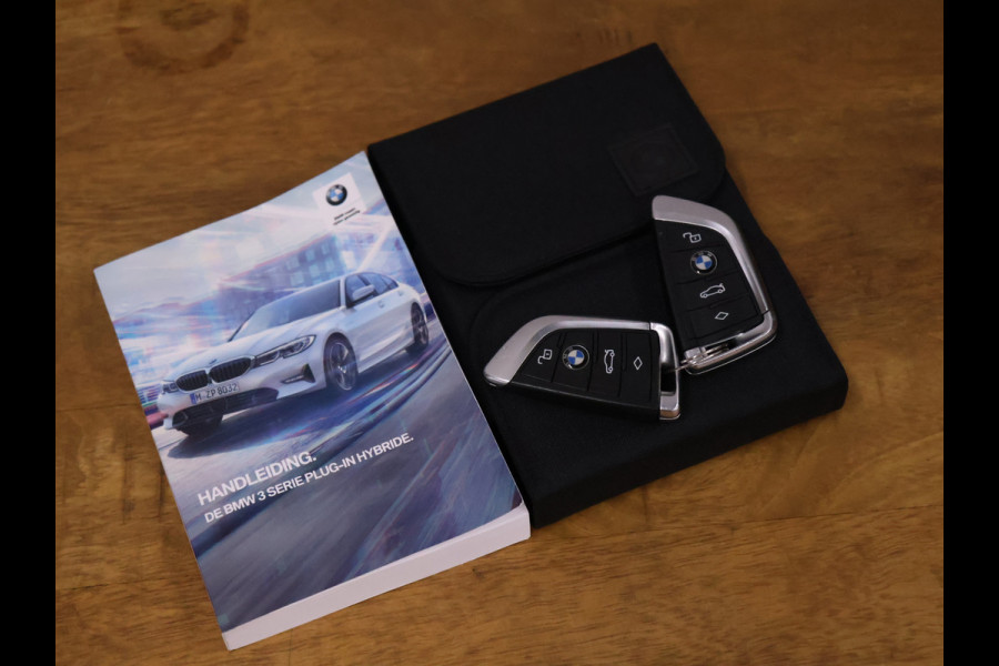 BMW 3-serie 330e Sport Line [APPLE CARPLAY, VOL LEDER, CAMERA, CRUISE CONTROL, ANDROID AUTO, PDC V+A, STOELVERWARMING, AUTOMATISCHE AIRCO, BMW LED, TREKHAAK, NIEUWSTAAT]