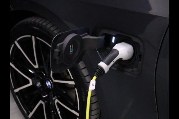 BMW 3-serie 330e Sport Line [APPLE CARPLAY, VOL LEDER, CAMERA, CRUISE CONTROL, ANDROID AUTO, PDC V+A, STOELVERWARMING, AUTOMATISCHE AIRCO, BMW LED, TREKHAAK, NIEUWSTAAT]