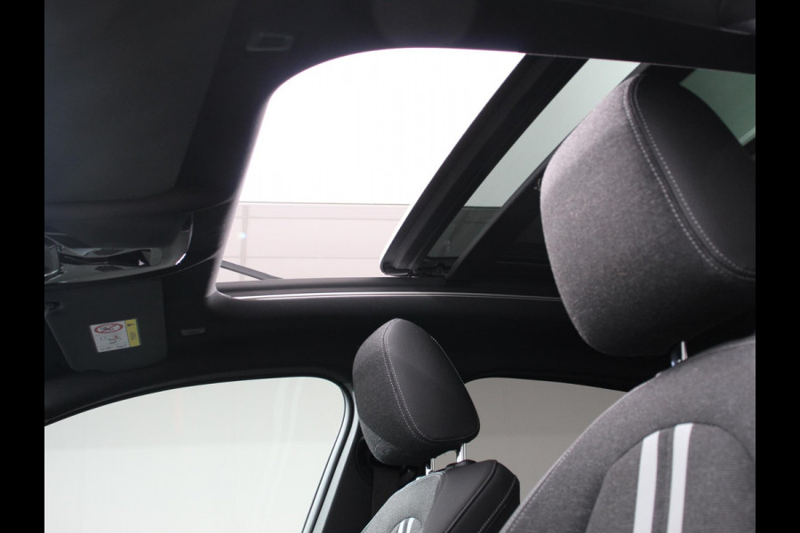 BMW 2 Serie Gran Coupé 218i Automaat Introduction Edition |  Panorama dak | Camera | Navigatie | Lichtmetalen velgen | Parkeer sensoren | Climate Control