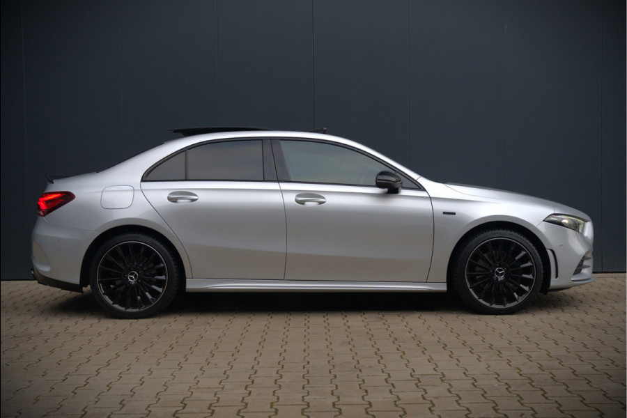Mercedes-Benz A-Klasse 250 e Advantage AMG | Panoramadak | Burmester | Stoelverwarming | Memory Seat | Cruise Control | Camera | Apple Carplay | Ambiance Verlichting | Night Pakket | Keyless |
