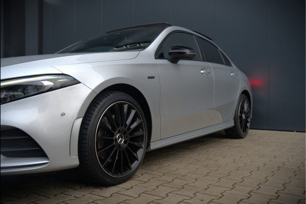 Mercedes-Benz A-Klasse 250 e Advantage AMG | Panoramadak | Burmester | Stoelverwarming | Memory Seat | Cruise Control | Camera | Apple Carplay | Ambiance Verlichting | Night Pakket | Keyless |