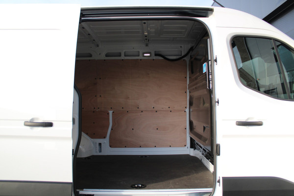 Renault Master T35 2.0 dCi 130 L2H2 Advance 130pk - Camera - 270gr Deuren - Voorruit verwarming - Trekhaak - Carplay - Cruise - LED - Rijklaar