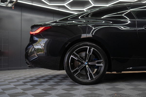 BMW 4 Serie Coupé M440i xDrive High Executive / Adaptive / Pano / 360 / Individual / Stoelverwarming / Memory / Carplay