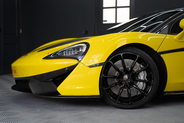 McLaren 570S Spider 570S / Lift / Keramisch / Novitec / Elite paint / Memory / Bowers & Wilkins / Soft close / Camera / LoJack Launch Edition Spider