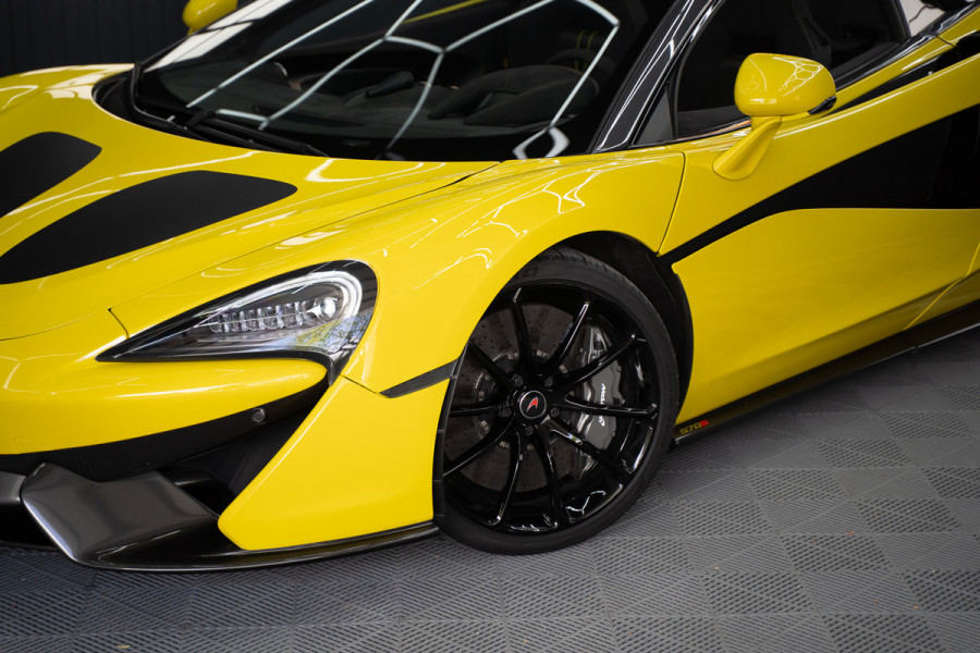 McLaren 570S Spider 570S / Lift / Keramisch / Novitec / Elite paint / Memory / Bowers & Wilkins / Soft close / Camera / LoJack Launch Edition Spider