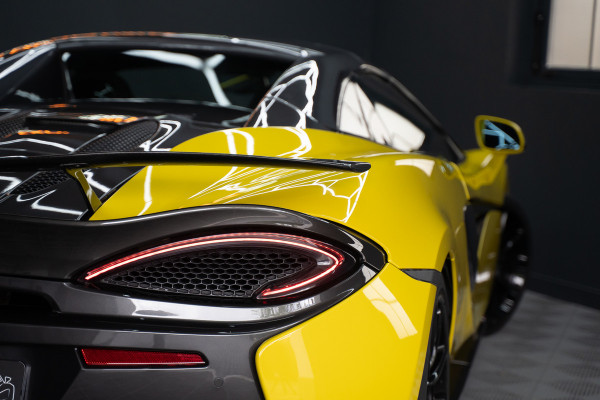 McLaren 570S Spider 570S / Lift / Keramisch / Novitec / Elite paint / Memory / Bowers & Wilkins / Soft close / Camera / LoJack Launch Edition Spider