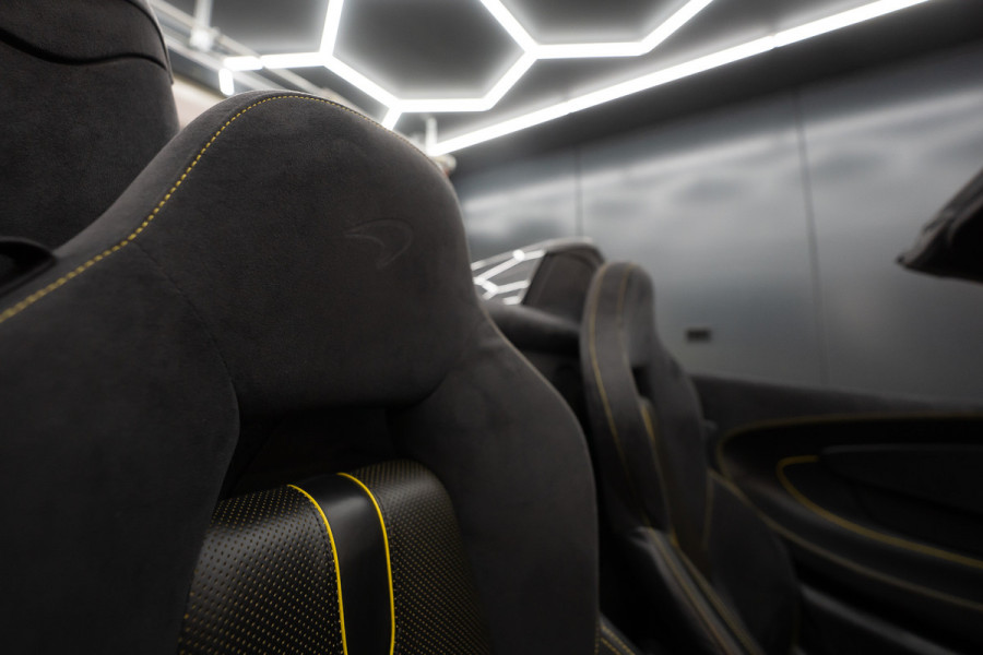 McLaren 570S Spider 570S / Lift / Keramisch / Novitec / Elite paint / Memory / Bowers & Wilkins / Soft close / Camera / LoJack Launch Edition Spider