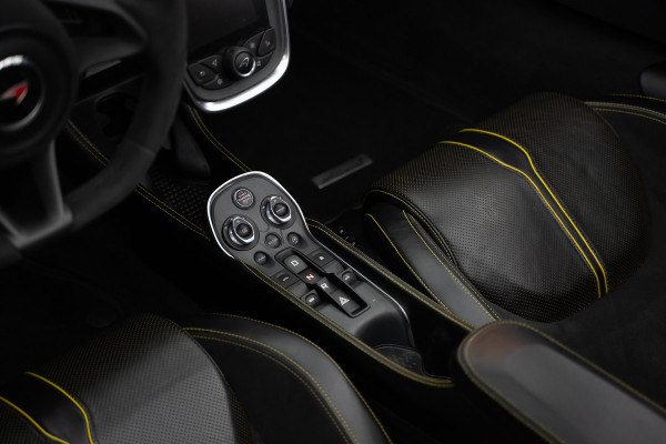 McLaren 570S Spider 570S / Lift / Keramisch / Novitec / Elite paint / Memory / Bowers & Wilkins / Soft close / Camera / LoJack Launch Edition Spider