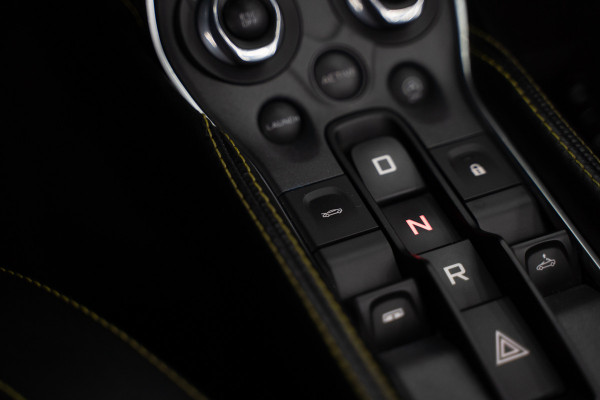 McLaren 570S Spider 570S / Lift / Keramisch / Novitec / Elite paint / Memory / Bowers & Wilkins / Soft close / Camera / LoJack Launch Edition Spider