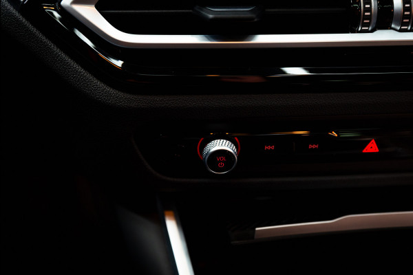 BMW 3 Serie M3 xDrive Competition / M-perf.parts / Pano / Carbon / Stoelverk. / H&k / HuD / Individual