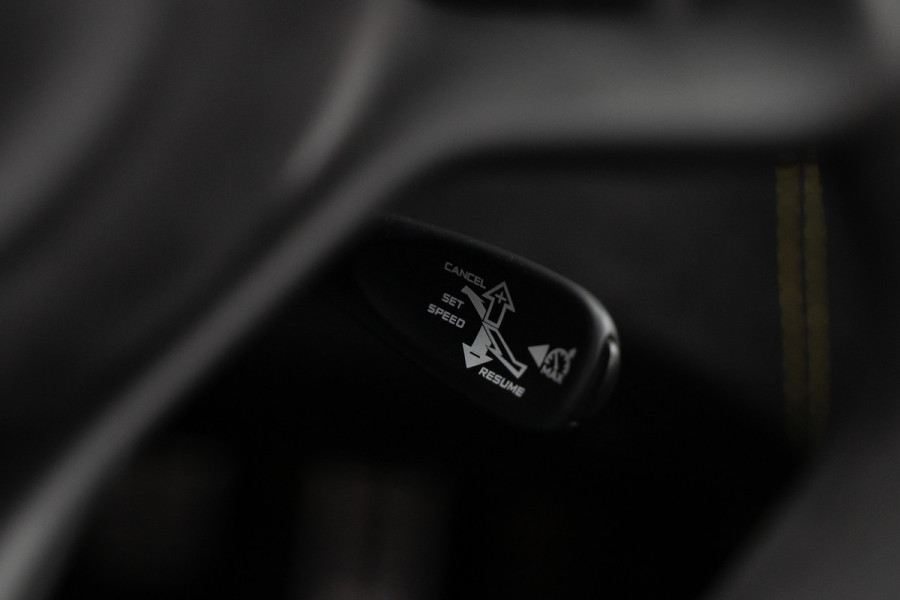 McLaren 570S Spider 570S / Lift / Keramisch / Novitec / Elite paint / Memory / Bowers & Wilkins / Soft close / Camera / LoJack Launch Edition Spider