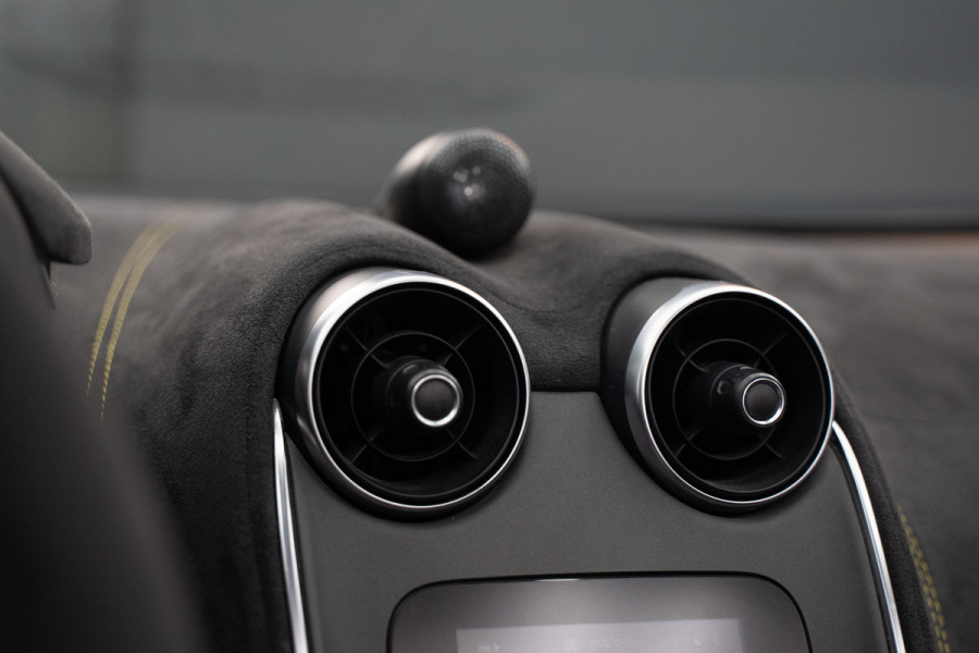 McLaren 570S Spider 570S / Lift / Keramisch / Novitec / Elite paint / Memory / Bowers & Wilkins / Soft close / Camera / LoJack Launch Edition Spider