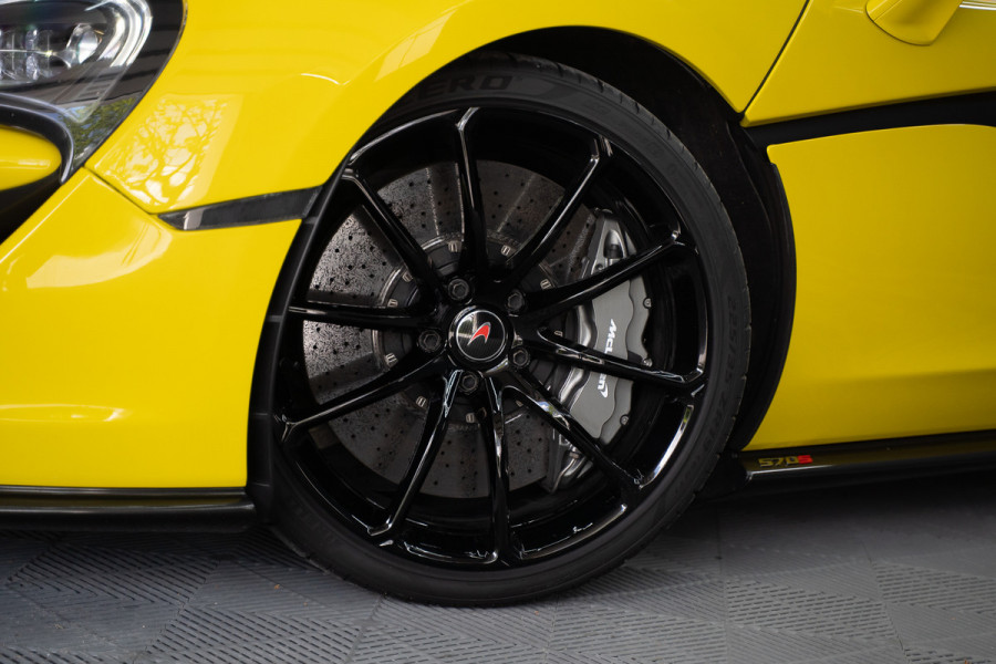 McLaren 570S Spider 570S / Lift / Keramisch / Novitec / Elite paint / Memory / Bowers & Wilkins / Soft close / Camera / LoJack Launch Edition Spider