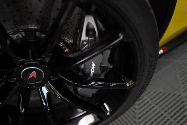 McLaren 570S Spider 570S / Lift / Keramisch / Novitec / Elite paint / Memory / Bowers & Wilkins / Soft close / Camera / LoJack Launch Edition Spider