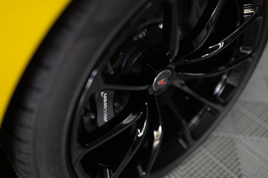 McLaren 570S Spider 570S / Lift / Keramisch / Novitec / Elite paint / Memory / Bowers & Wilkins / Soft close / Camera / LoJack Launch Edition Spider