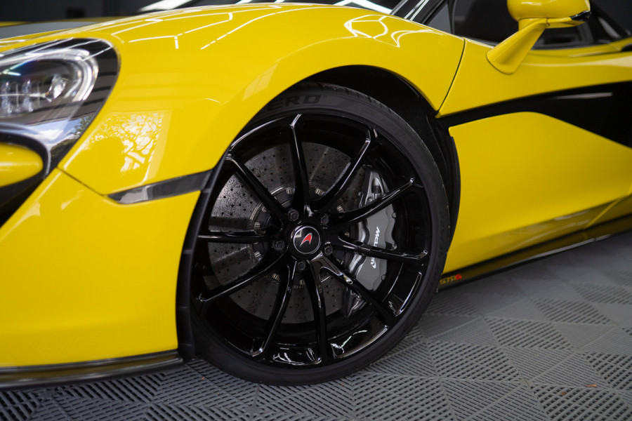 McLaren 570S Spider 570S / Lift / Keramisch / Novitec / Elite paint / Memory / Bowers & Wilkins / Soft close / Camera / LoJack Launch Edition Spider