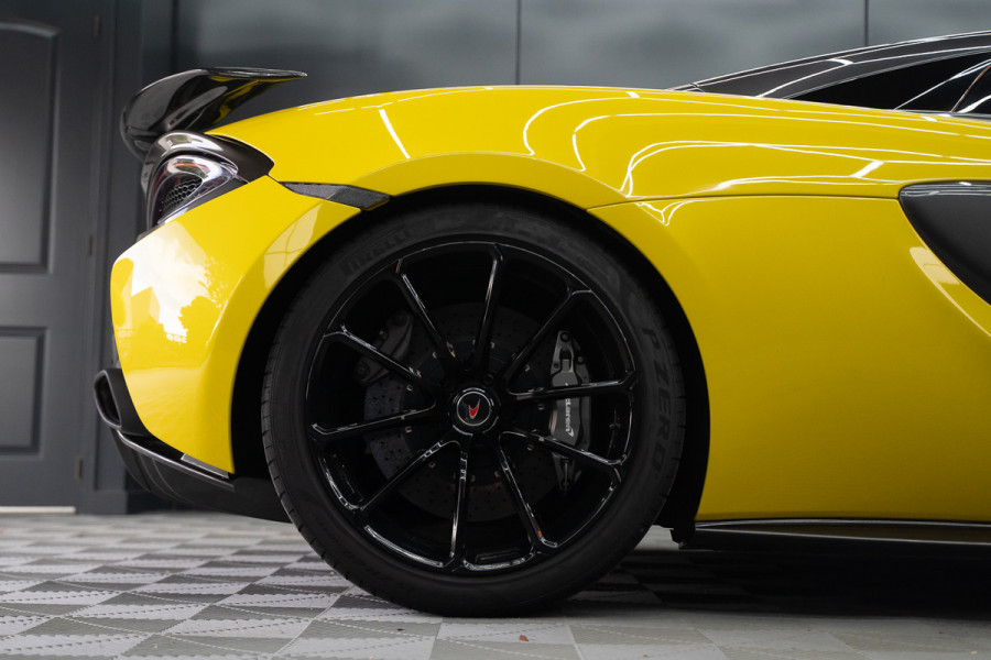 McLaren 570S Spider 570S / Lift / Keramisch / Novitec / Elite paint / Memory / Bowers & Wilkins / Soft close / Camera / LoJack Launch Edition Spider