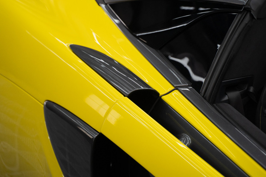 McLaren 570S Spider 570S / Lift / Keramisch / Novitec / Elite paint / Memory / Bowers & Wilkins / Soft close / Camera / LoJack Launch Edition Spider