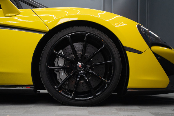 McLaren 570S Spider 570S / Lift / Keramisch / Novitec / Elite paint / Memory / Bowers & Wilkins / Soft close / Camera / LoJack Launch Edition Spider