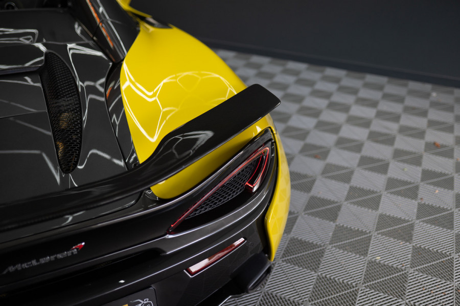 McLaren 570S Spider 570S / Lift / Keramisch / Novitec / Elite paint / Memory / Bowers & Wilkins / Soft close / Camera / LoJack Launch Edition Spider