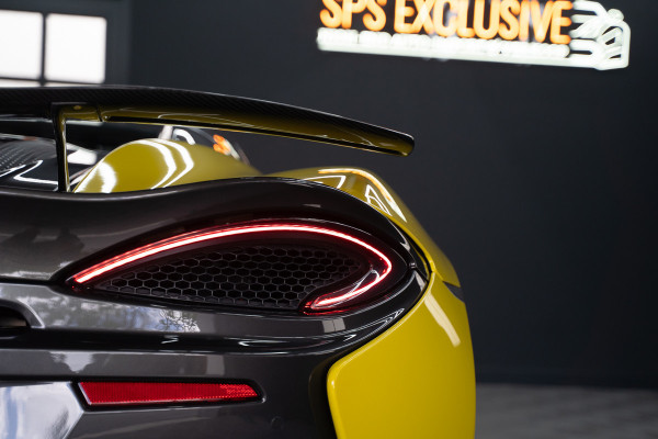 McLaren 570S Spider 570S / Lift / Keramisch / Novitec / Elite paint / Memory / Bowers & Wilkins / Soft close / Camera / LoJack Launch Edition Spider