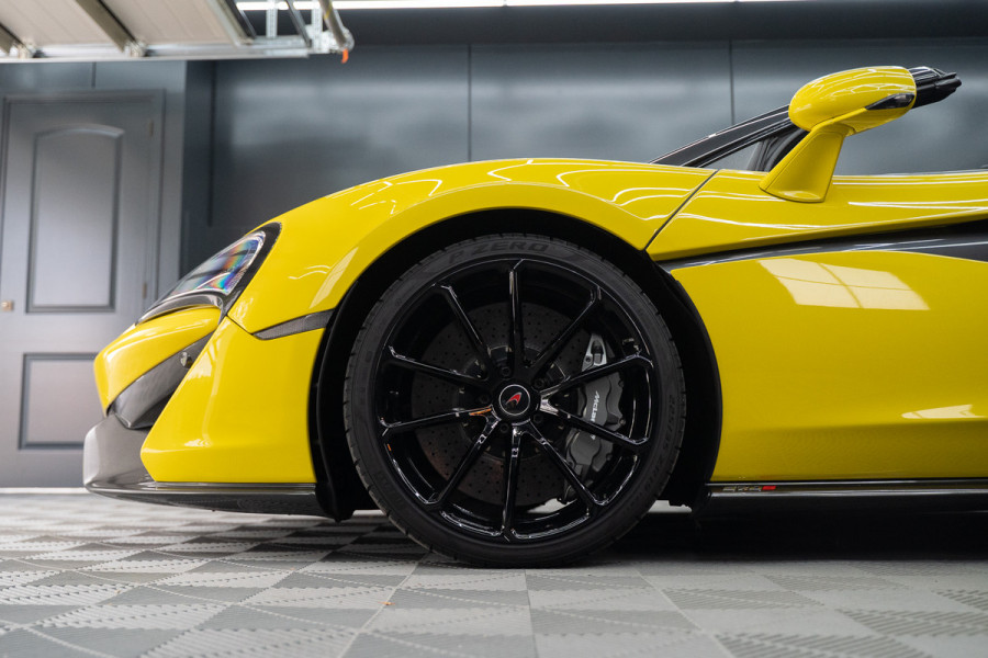 McLaren 570S Spider 570S / Lift / Keramisch / Novitec / Elite paint / Memory / Bowers & Wilkins / Soft close / Camera / LoJack Launch Edition Spider