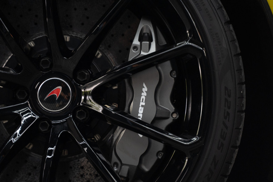 McLaren 570S Spider 570S / Lift / Keramisch / Novitec / Elite paint / Memory / Bowers & Wilkins / Soft close / Camera / LoJack Launch Edition Spider