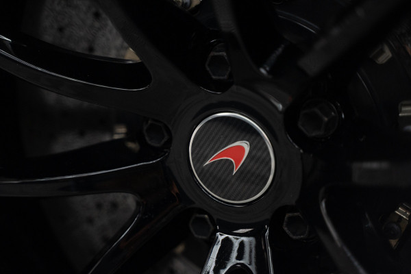 McLaren 570S Spider 570S / Lift / Keramisch / Novitec / Elite paint / Memory / Bowers & Wilkins / Soft close / Camera / LoJack Launch Edition Spider