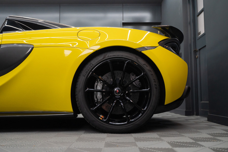 McLaren 570S Spider 570S / Lift / Keramisch / Novitec / Elite paint / Memory / Bowers & Wilkins / Soft close / Camera / LoJack Launch Edition Spider
