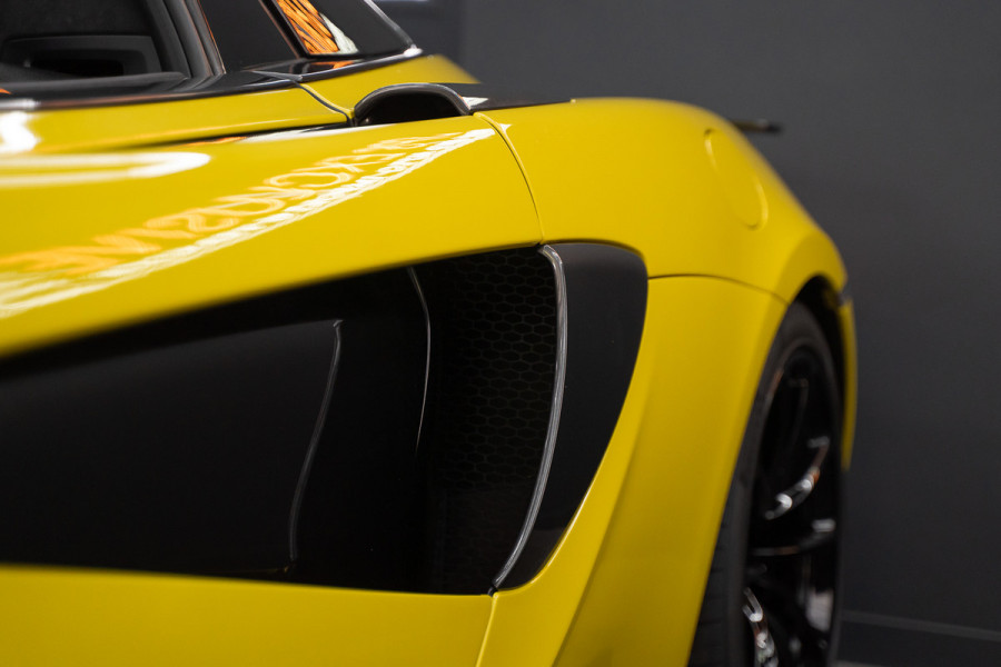 McLaren 570S Spider 570S / Lift / Keramisch / Novitec / Elite paint / Memory / Bowers & Wilkins / Soft close / Camera / LoJack Launch Edition Spider