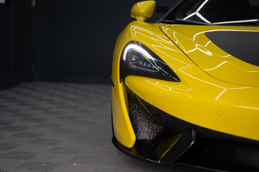 McLaren 570S Spider 570S / Lift / Keramisch / Novitec / Elite paint / Memory / Bowers & Wilkins / Soft close / Camera / LoJack Launch Edition Spider