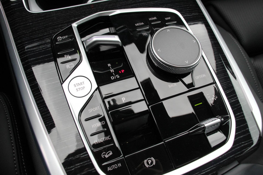 BMW X5 xDrive50e PHEV M-Sport Pro Launch Edition BMW X5 xDrive50e M-Sport Pro Launch Edition | Travel Pack | Innovation Pack | Comfort pack | Driving assistant pro | Trekhaak | Extra Getint Glas | M-Sport Pro