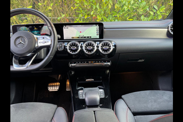 Mercedes-Benz CLA-Klasse 200 AMG AMBIANCE VERLICHTING STOELVERWARMING NAP EERSTE EIGENAAR