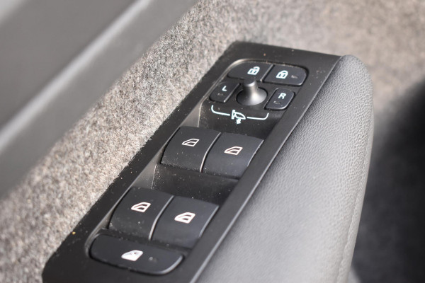 Volvo XC40 T5 262PK Automaat Recharge Inscription / Navigatie / Adaptive Cruise Control / Stuur- & Stoelverwarming / Elektrische achterklep / Achteruitrijcamera / Trekhaak / 19" velgen