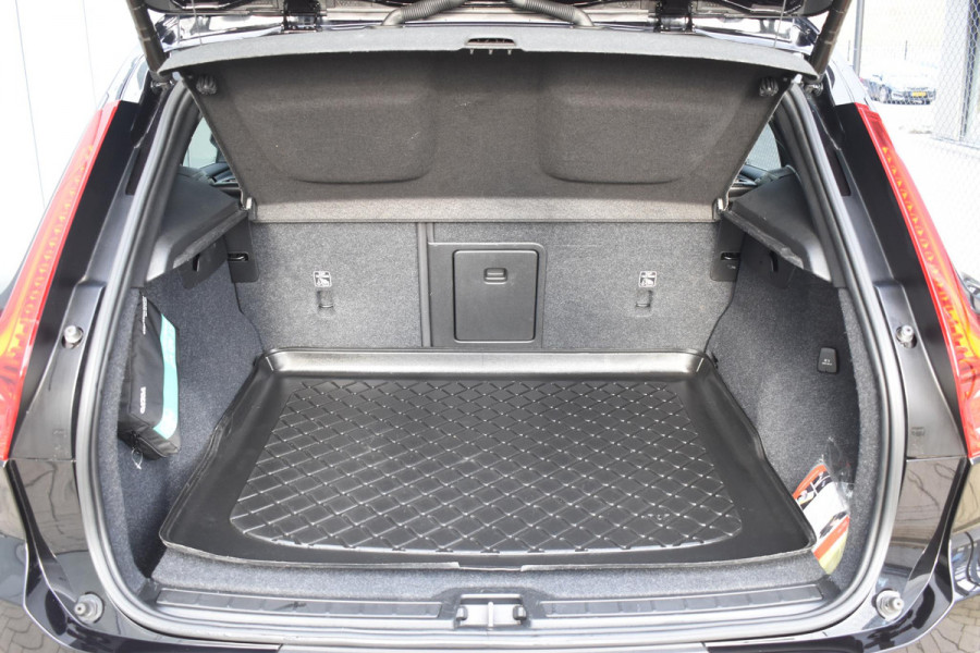 Volvo XC40 T5 262PK Automaat Recharge Inscription / Navigatie / Adaptive Cruise Control / Stuur- & Stoelverwarming / Elektrische achterklep / Achteruitrijcamera / Trekhaak / 19" velgen