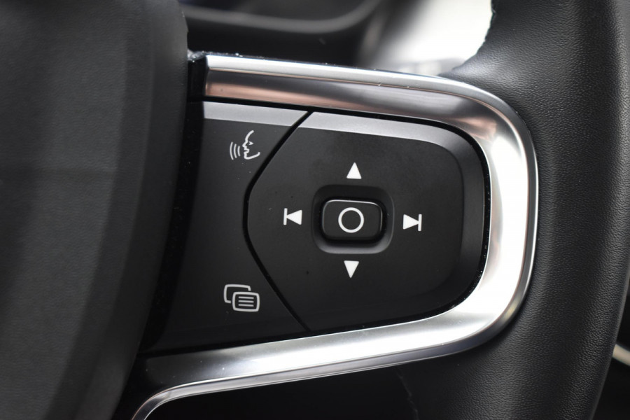Volvo XC40 T5 262PK Automaat Recharge Inscription / Navigatie / Adaptive Cruise Control / Stuur- & Stoelverwarming / Elektrische achterklep / Achteruitrijcamera / Trekhaak / 19" velgen
