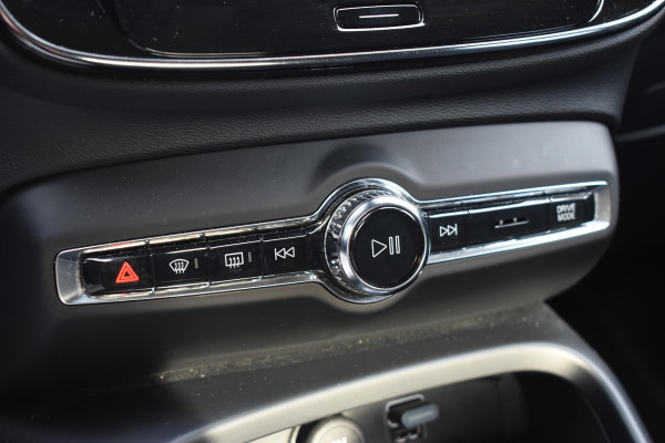 Volvo XC40 T5 262PK Automaat Recharge Inscription / Navigatie / Adaptive Cruise Control / Stuur- & Stoelverwarming / Elektrische achterklep / Achteruitrijcamera / Trekhaak / 19" velgen