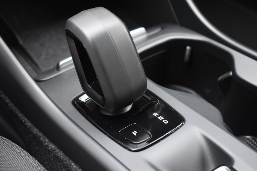 Volvo XC40 T5 262PK Automaat Recharge Inscription / Navigatie / Adaptive Cruise Control / Stuur- & Stoelverwarming / Elektrische achterklep / Achteruitrijcamera / Trekhaak / 19" velgen