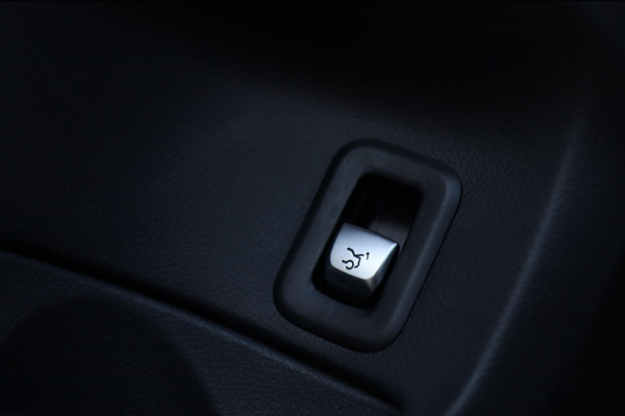 Mercedes-Benz C-Klasse 250 AMG / DODEHOEK / 360 / BURMESTER / DEALER SERVICE