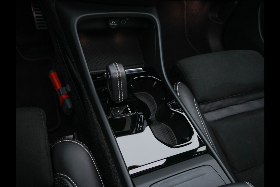 Volvo XC40 Recharge P8 AWD R-Design [ 3-Fase ] {SOH-90%} (INCL-BTW) Aut. *PANO | LEATHER-ALCANTARA | ADAPTIVE-CRUISE | DIGI-COCKPIT | FULL-LED | HARMAN/KARDON | CAMERA | NAVI-FULLMAP | ECC | PDC | KEYLESS | HEATED-SPORTSEATS | TOWBAR | 20''ALU*