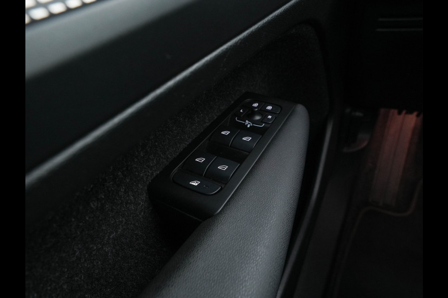 Volvo XC40 Recharge P8 AWD R-Design [ 3-Fase ] {SOH-90%} (INCL-BTW) Aut. *PANO | LEATHER-ALCANTARA | ADAPTIVE-CRUISE | DIGI-COCKPIT | FULL-LED | HARMAN/KARDON | CAMERA | NAVI-FULLMAP | ECC | PDC | KEYLESS | HEATED-SPORTSEATS | TOWBAR | 20''ALU*