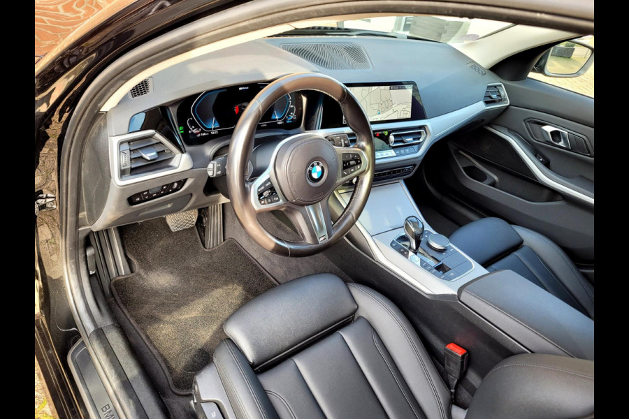BMW 3 Serie Touring 330e 292PK Camera. Trekhaak, M-stuur, Carplay, DAB