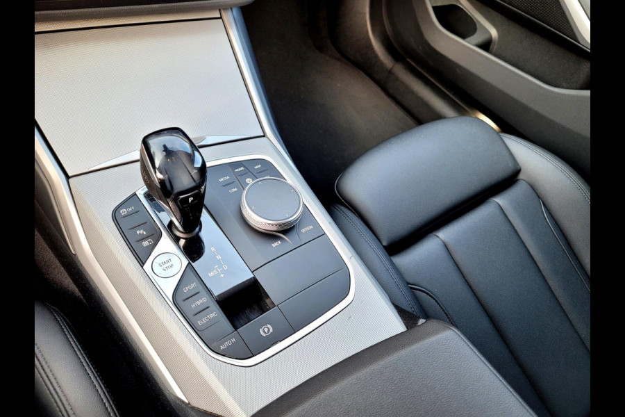 BMW 3 Serie Touring 330e 292PK Camera. Trekhaak, M-stuur, Carplay, DAB